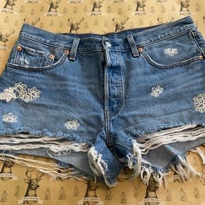 Women’s 501 Levi’s embroidered shorts size 31